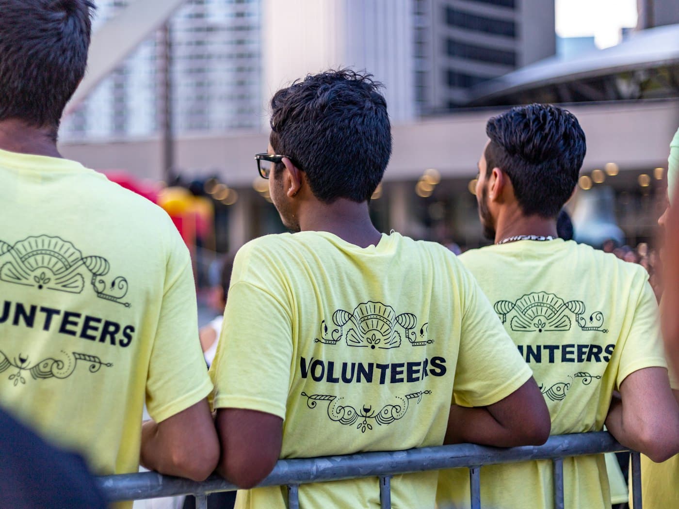 Trois bénévoles en t-shirt jaune pendant un événement
