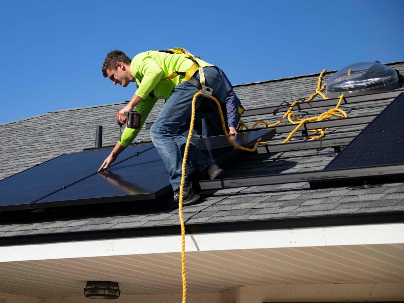 Un installateur pose des panneaux solaires sur un toit
