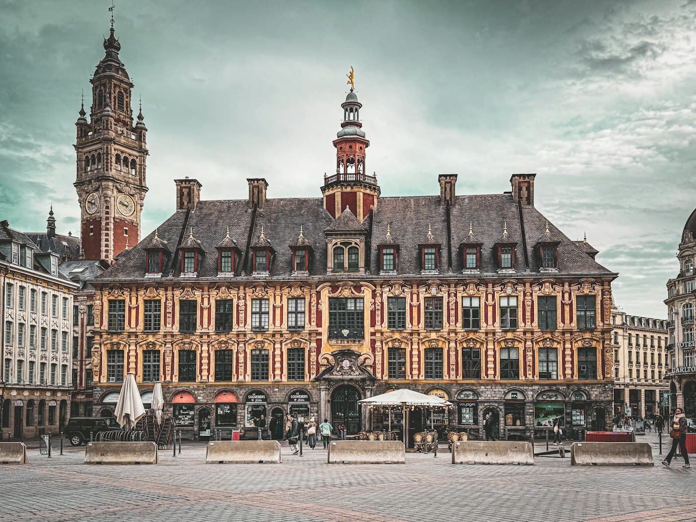 La façade d'un bâtiment public historique sur une grande place