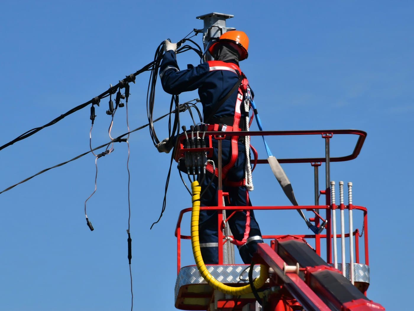 Un technicien en nacelle intervient sur une ligne électrique